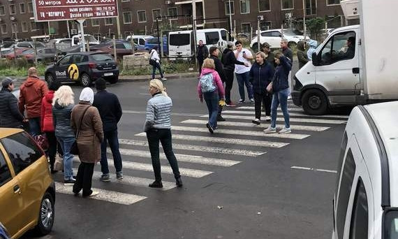 Жители  домов на Сахарова протестуют против платной парковки 