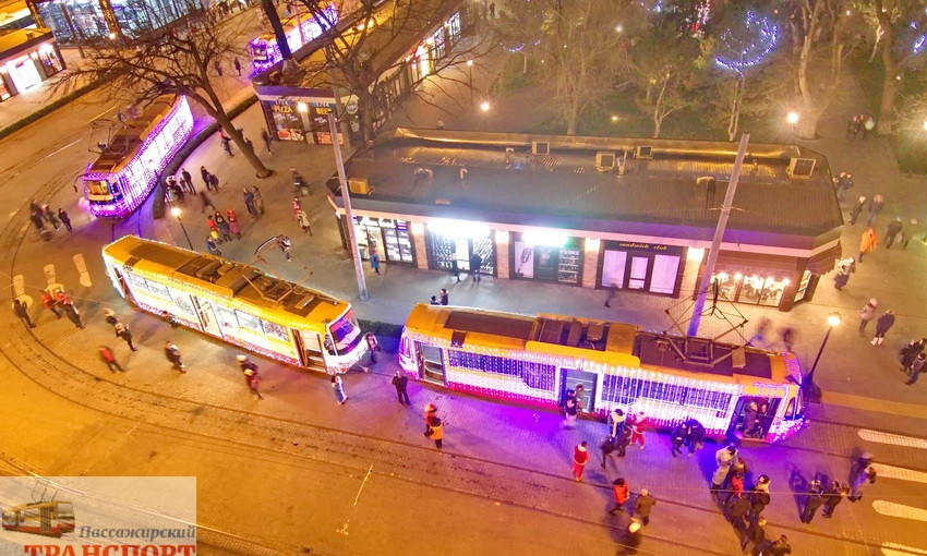 В Одессе прошёл парад рождественских трамваев