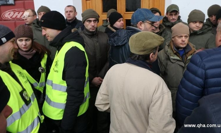 Сотни активистов в Одессе не рады возвращению Труханова
