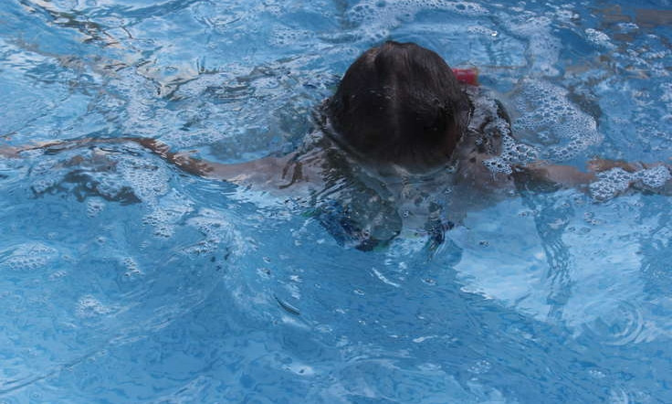 В бассейне на Каролино-Бугазе тонул 12-летний мальчик, рядом не было медиков и спасателей