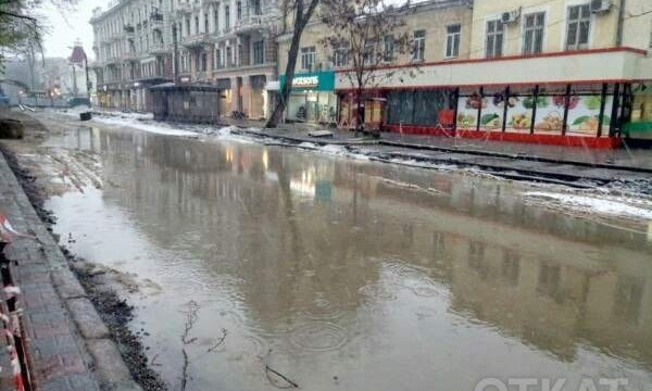 На улице Преображенской в Одессе образовался бассейн
