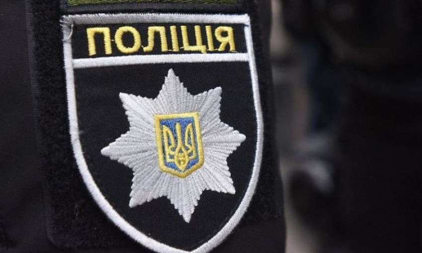 В Одессе полицейский случайно выстрелил себе в живот – медики спасают правоохранителя 