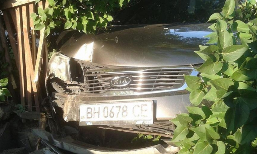Серьёзная авария: пьяный водитель врезался в забор частного дома (фото 18+)