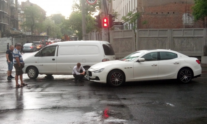 В Одессе Maserati врезался в микроавтобус (ФОТО, ВИДЕО)