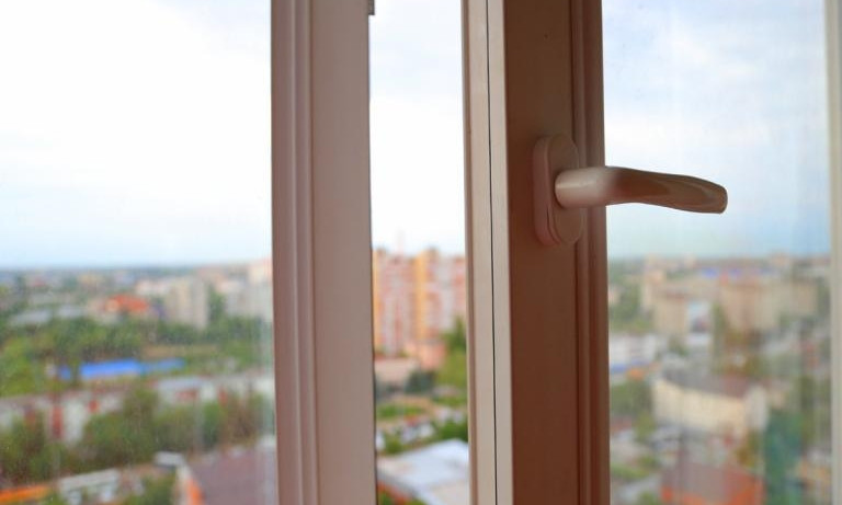 В Одессе 9-летний мальчик вывалился из окна 5 этажа – как так вышло?