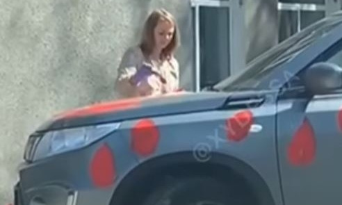 Во дворе одесской больницы женщина разрисовала краской автомобиль врача (видео)