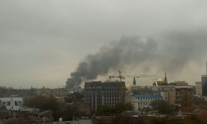В Одессе горит производственное здание