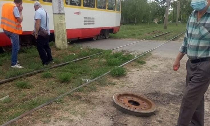 В Одессе трамвай на ходу потерял колесо 