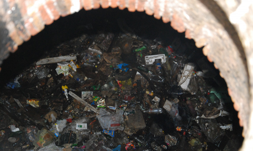 В центре Одессы старинные колодцы превращаются в урны для мусора 