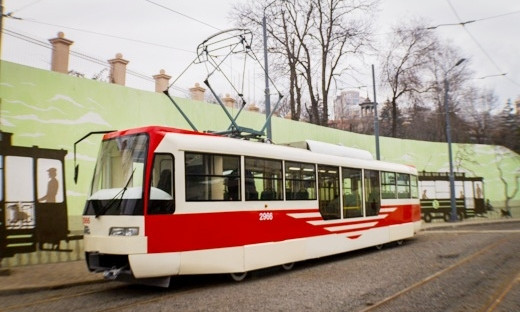 Трамвай на Леонтовича попал в ДТП: на место вызвали кран
