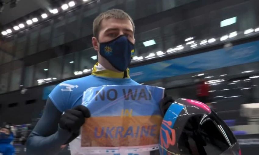 Россия негодует: олимпиец развернул плакат с надписью «Нет войне в Украине»