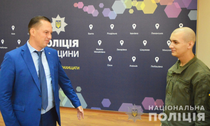 Глава полиции Одессы наградил нацгвардейцев, которые остановили массовую драку на Ланжероне