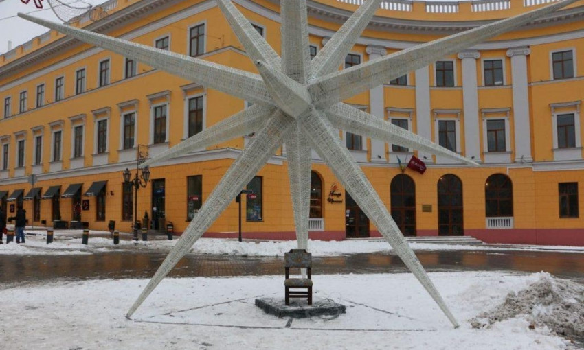 Скульптура «Рождественской звезды» обзавелась стулом