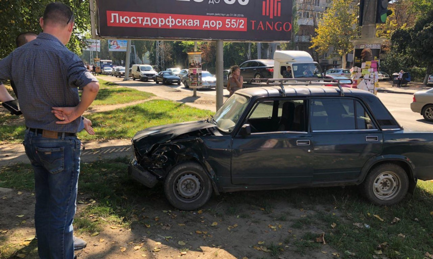 Одесса: в результате ДТП Жигули выкинуло на тротуар (ФОТО)