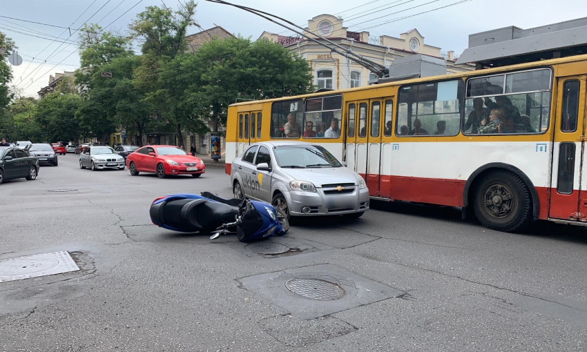 В Одессе столкнулись такси и мопед  