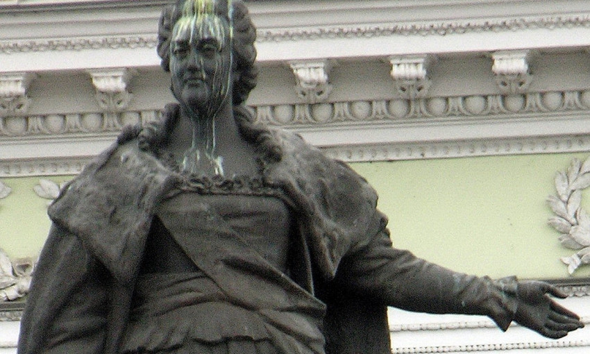Памятник Екатерине II неизвестные облили краской