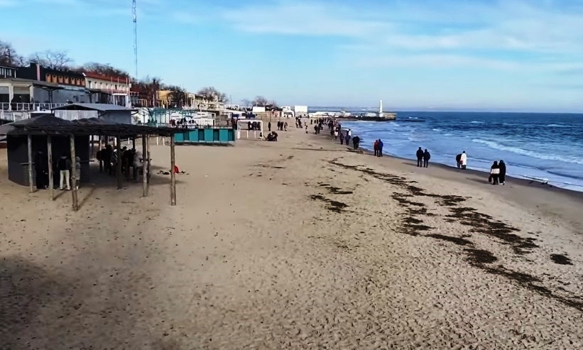 В первый день нового года одесситы вышли к морю (фото, видео)