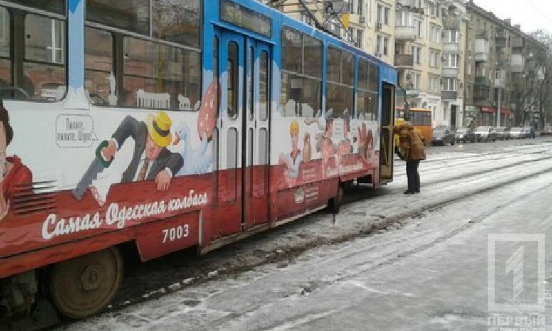 На Старопортофранковской трамвай сошёл с рельс