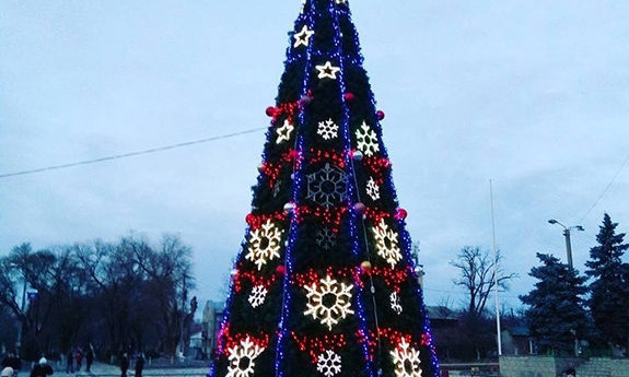 На центральной площади в Болграде установили ёлку