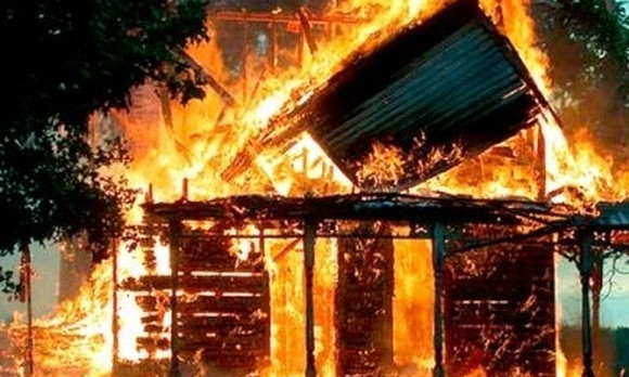 Огнем полностью уничтожена пристройка и чуть не загорелся жилой дом