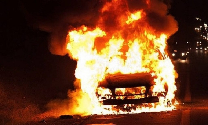 «Кострище» у «Сильпо»: ночью на Таирова сгорела машина