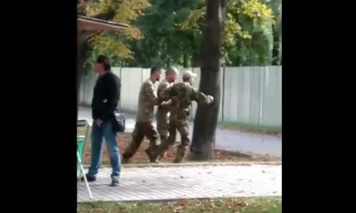 В парке Шевченко трое в военной форме устроили жестокую драку и угрожали всех убить (видео, 18+)