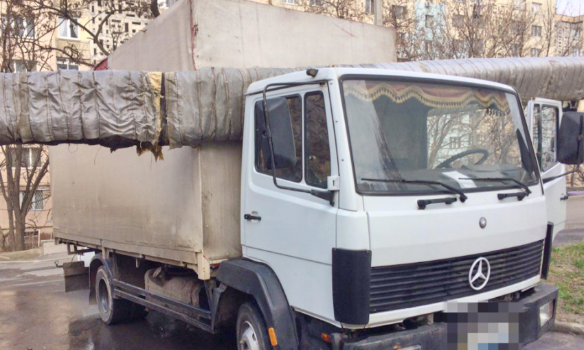 Авария: грузовой автомобиль стал пленником трубы теплотрассы