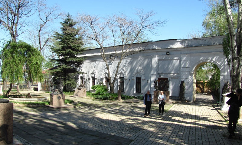 Одесский литературный музей приглашает на нескучные встречи у фонтана