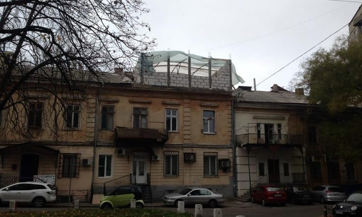 На крыше одного из одесских домов появилась странная постройка