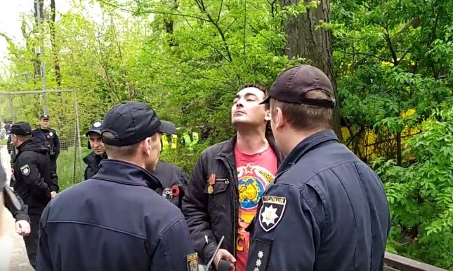С пивом и в футболке “СССР”: в одесском парке задержали пьяного дебошира 