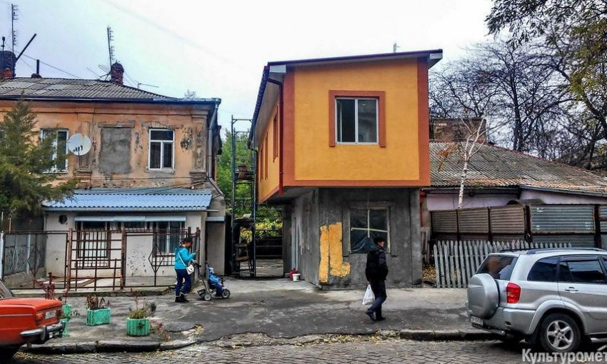 В центре Одессы появился нелепый дом