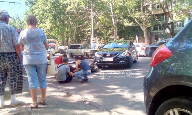 Возле площади Независимости серьёзная авария: сбит мотоцикл, есть пострадавшие