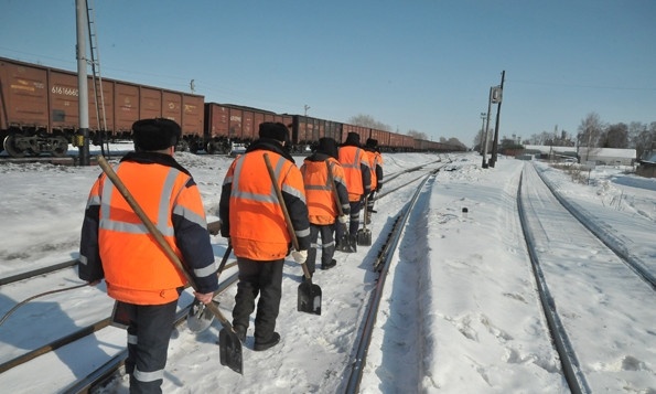 Одесскую железную дорогу чистили от снега две тысячи человек