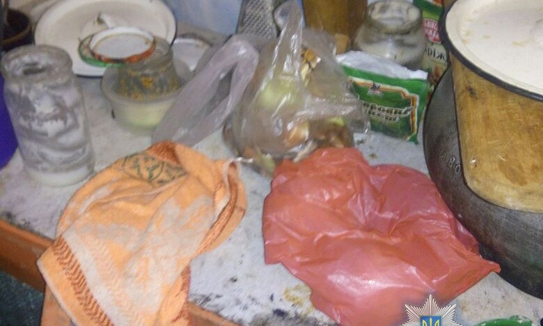 На Одессчине мать троих детей превратила квартиру в свалку (ФОТО)