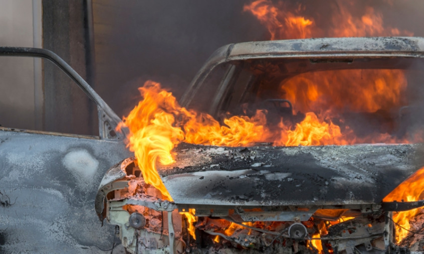 На одной из улиц утром загорелось авто на еврономерах