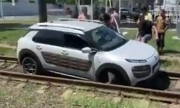 На посёлке Котовского автомобиль застрял на трамвайных рельсах (ВИДЕО)