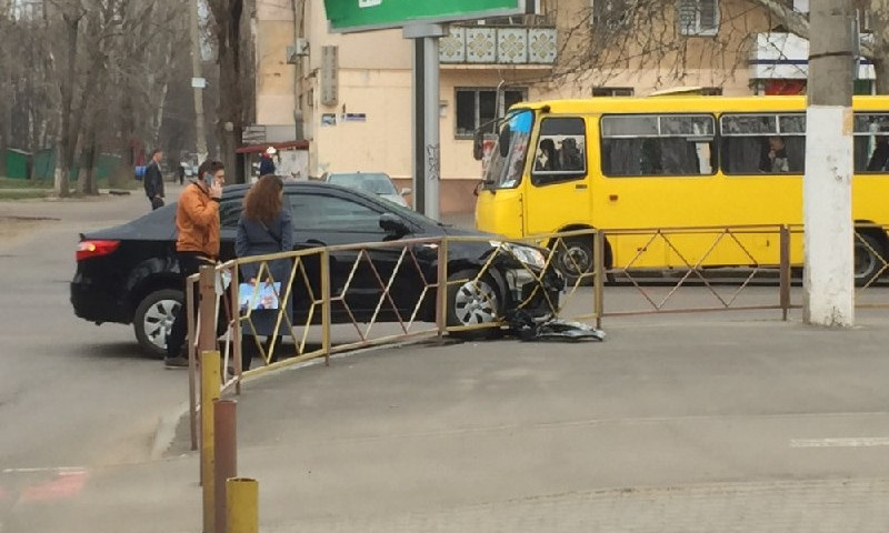 Въехал в забор: инцидент с иномаркой на улице Варненской