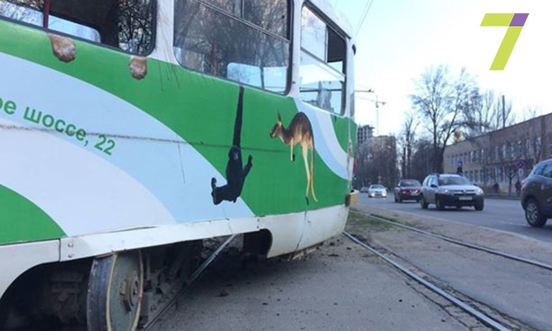 В Одессе с рельс сошел трамвай (ФОТО, ВИДЕО)
