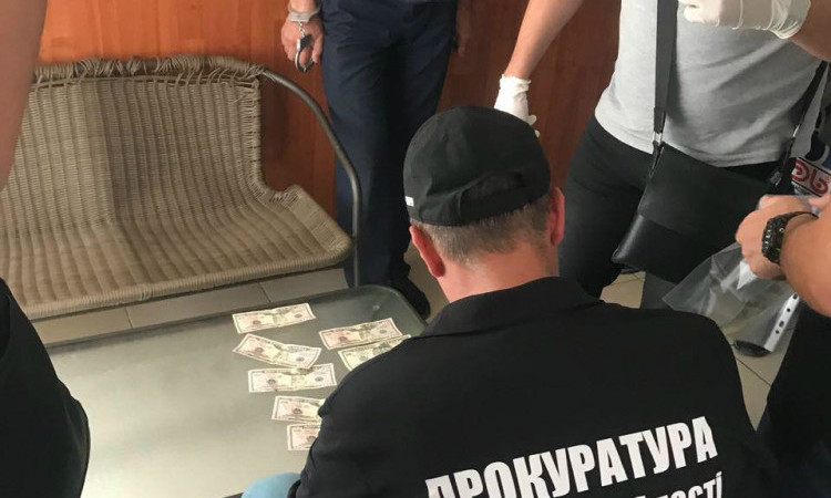 На систематических взятках «погорел» сотрудник Одесской таможни
