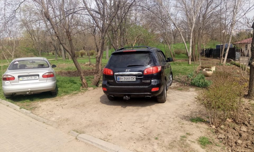 Как одесские автохамы паркуются на зелёных участках города (ФОТО)