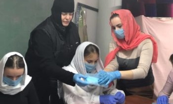 Златошвеи Одесской духовной семинарии шьют защитные маски и готовят антисептики