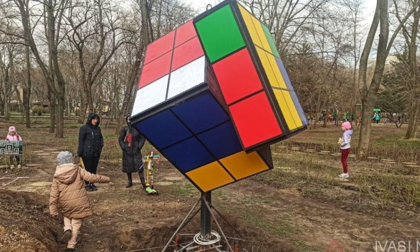 Одесский парк украсили гигантским кубиком Рубика