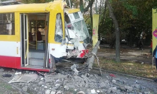 В Одессе очевидцы сняли момент столкновения трамвая со столбом 