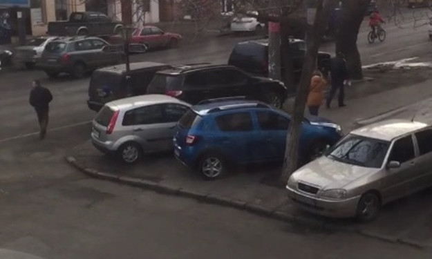 Кому мешают припаркованные машины в центре города?