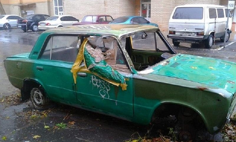 В Одессе нашли сотню заброшенных машин