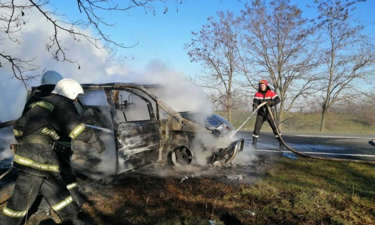 На трассе Одесса-Рени на ходу сгорела машина
