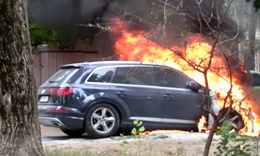 В Одессе сгорела Audi Q7 (ФОТО, ВИДЕО)