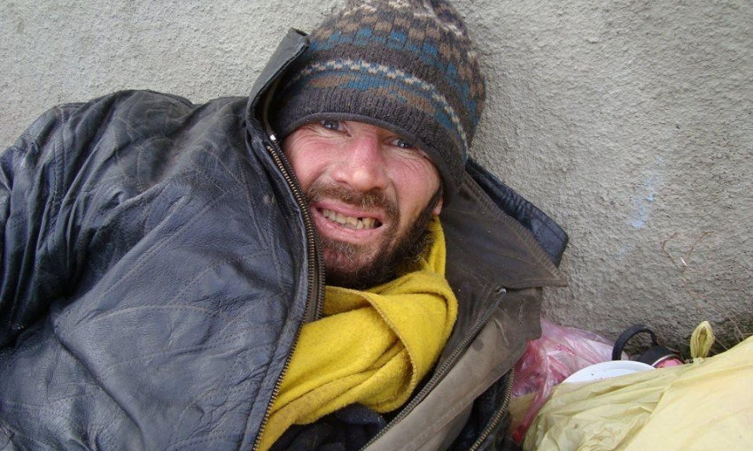 Неравнодушные жители Одессы спасли жизнь бездомного мужчины (ФОТО)