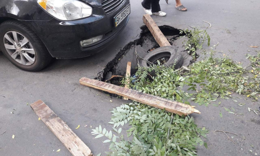 В Одессе посреди дороги под машиной провалился асфальт
