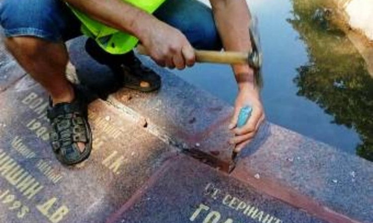 На Александровском проспекте чинят мемориал защитникам правопорядка